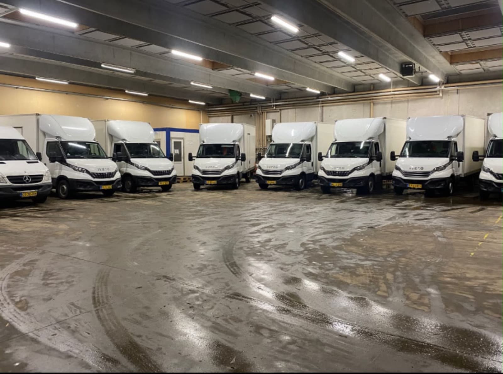 Varebiler i hallen