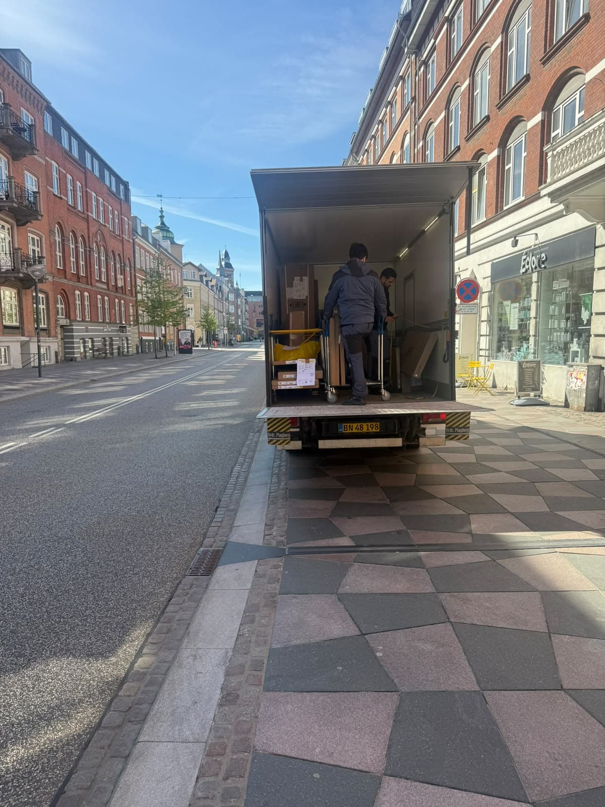 Flyttebil holder i Aalborg midtby