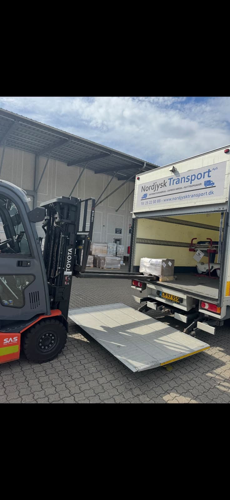 Liftbil og truck ved læsning